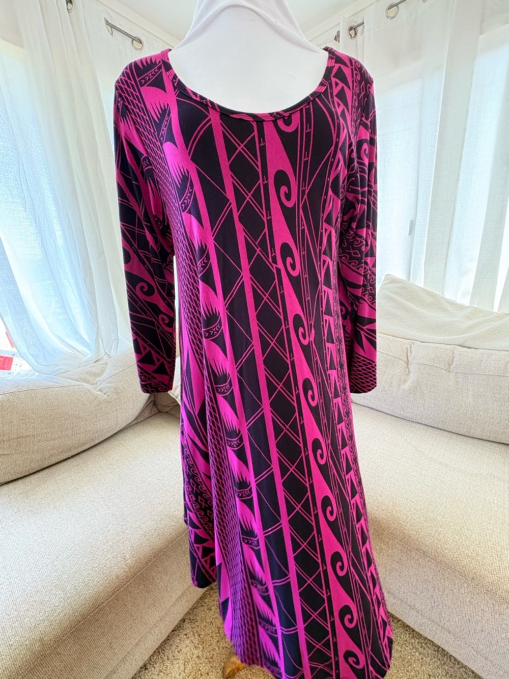 Missing Polynesia Beautiful Women’s Black and Fuchsia Patterned Dress